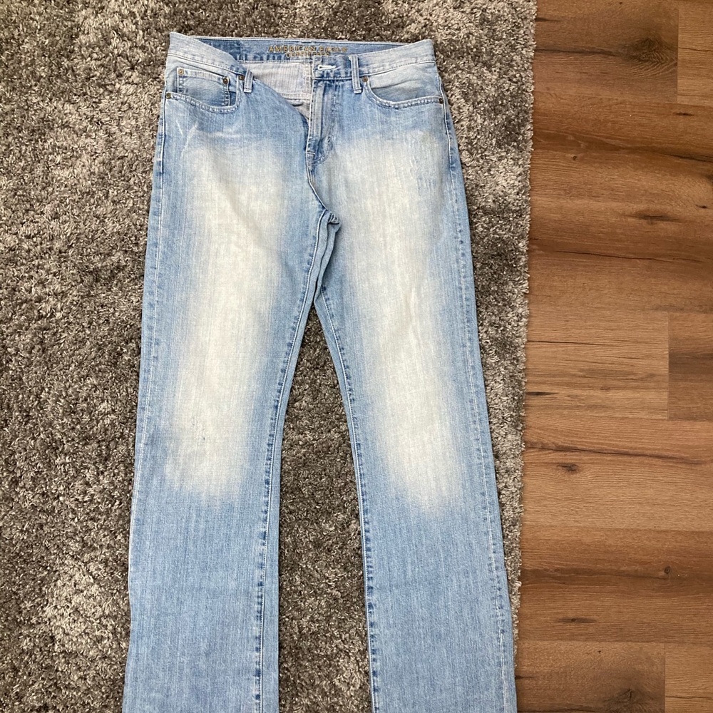 Mens Light wash American Eagle Bootcut Jeans. 32/36